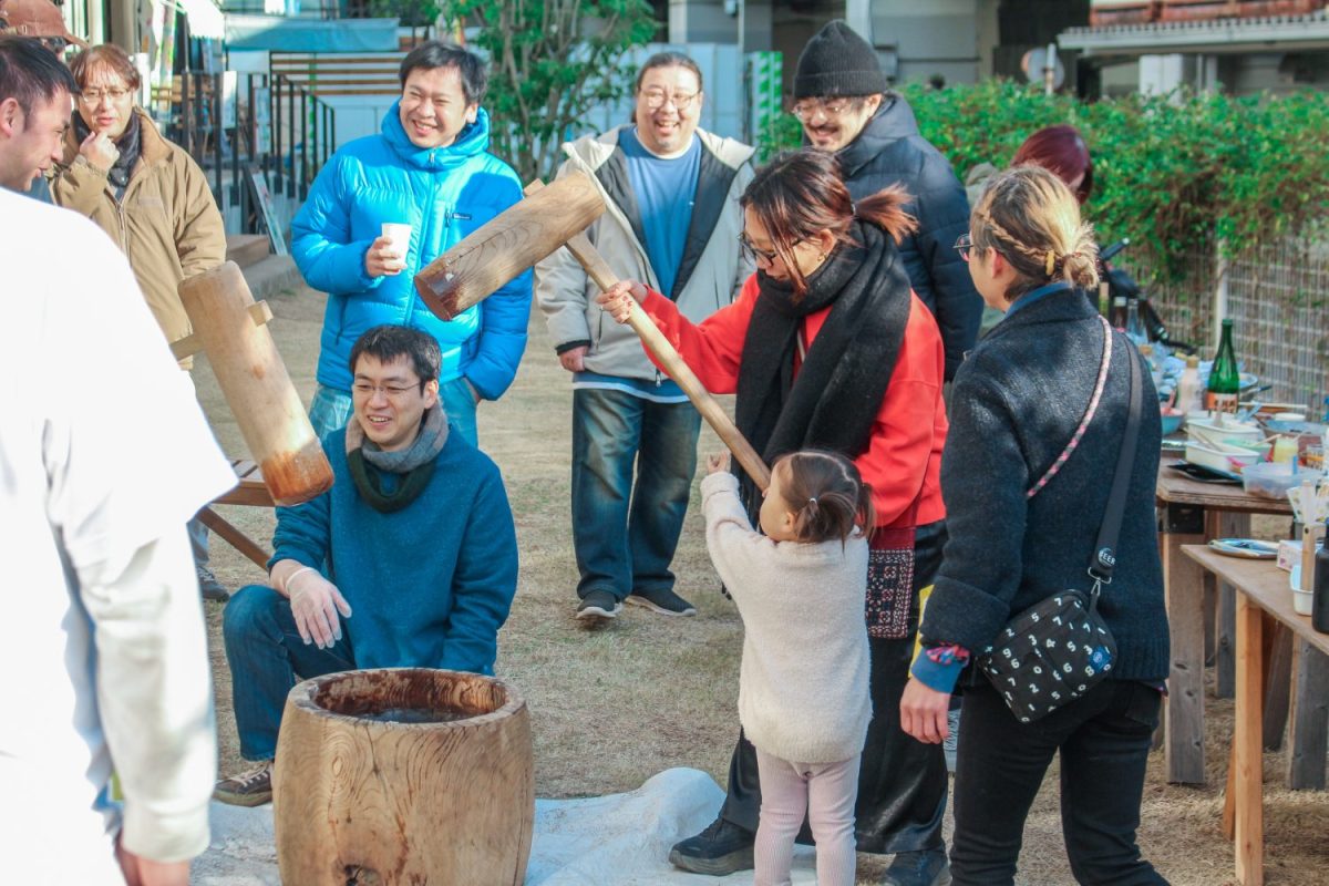 芝生広場で行われる、高円寺アパートメントの季節行事。芝生広場はまちにも開かれた場所。「パブリックとプライベートが曖昧であることで、人が入ったり出たりしやすく、つながりが生まれやすいんです」と宮田さん