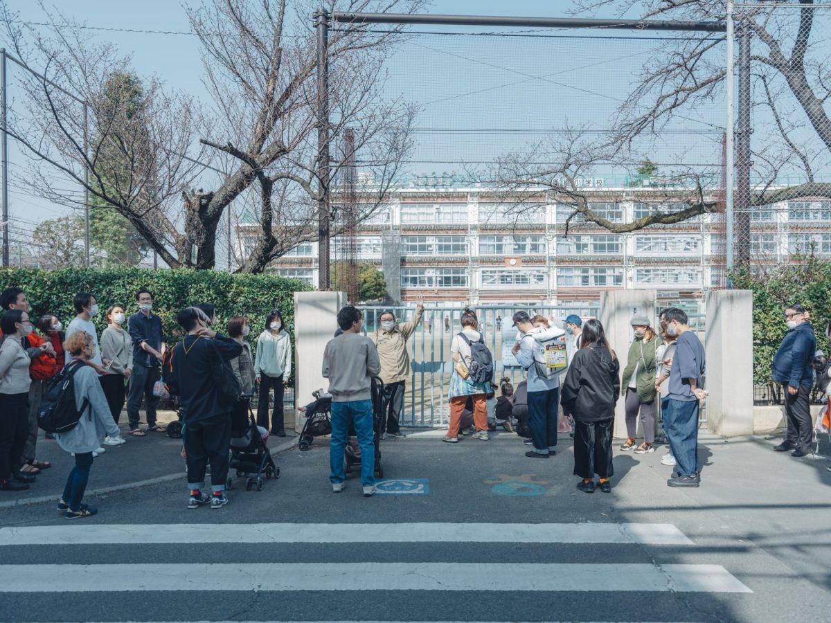 高円寺アパートメントでの防災訓練の様子。住人の企画で毎年行われており、大人も子どもも参加