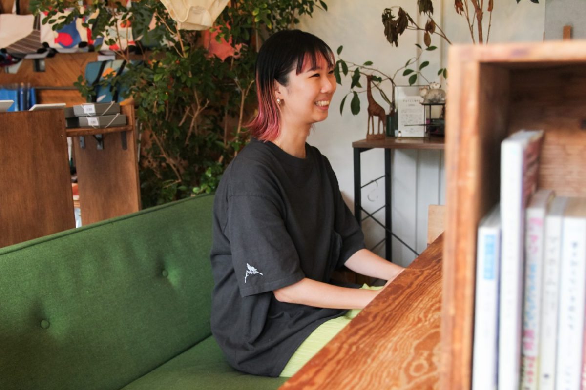 宮田サラさん。「小さい頃、小学校の目の前に住んでたんです。だから、よく友達が家に遊びに来ていて。今の暮らしもその頃の延長線みたいな感じかもしれません（笑）」