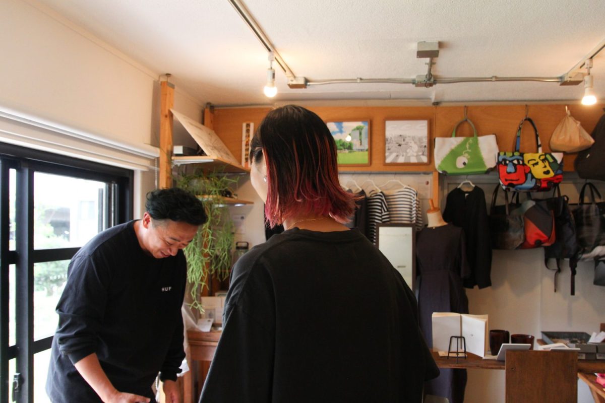 取材中も新しい住人の方が宮田さんのもとに挨拶に訪れ、気さくな会話が生まれていた