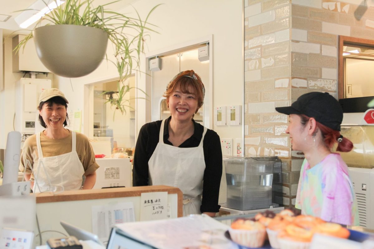 エプロンはスタッフの手作り。「スタッフは調理師や服飾系、カメラマンなど、それぞれ色々な経歴を持っていて面白いんです。お店でもそれぞれの得意を活かしてもらっています」