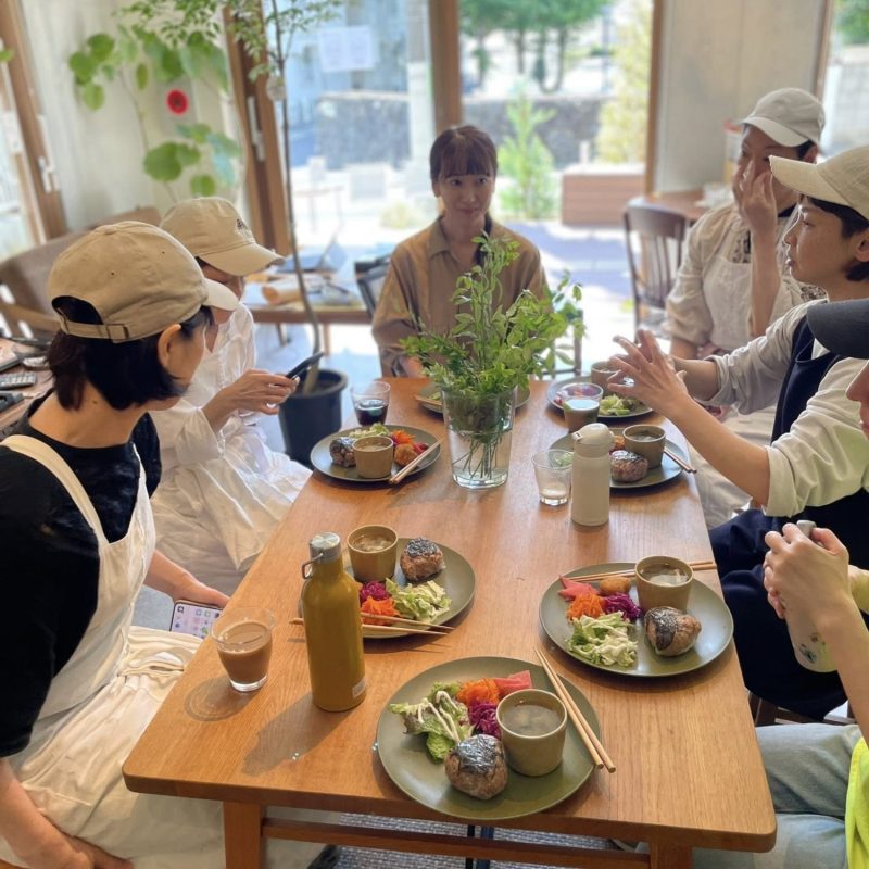 スタッフでご飯を食べながら作戦会議をすることも