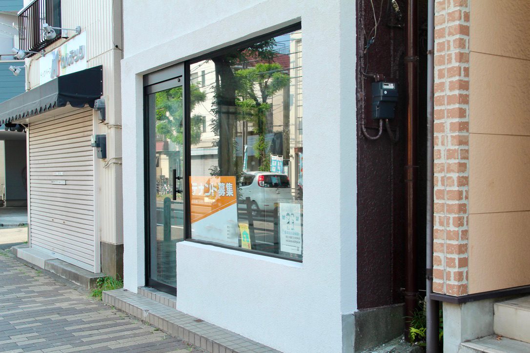 ドアもガラスで窓が広く、視認性抜群。左隣のお店は犬の専門店