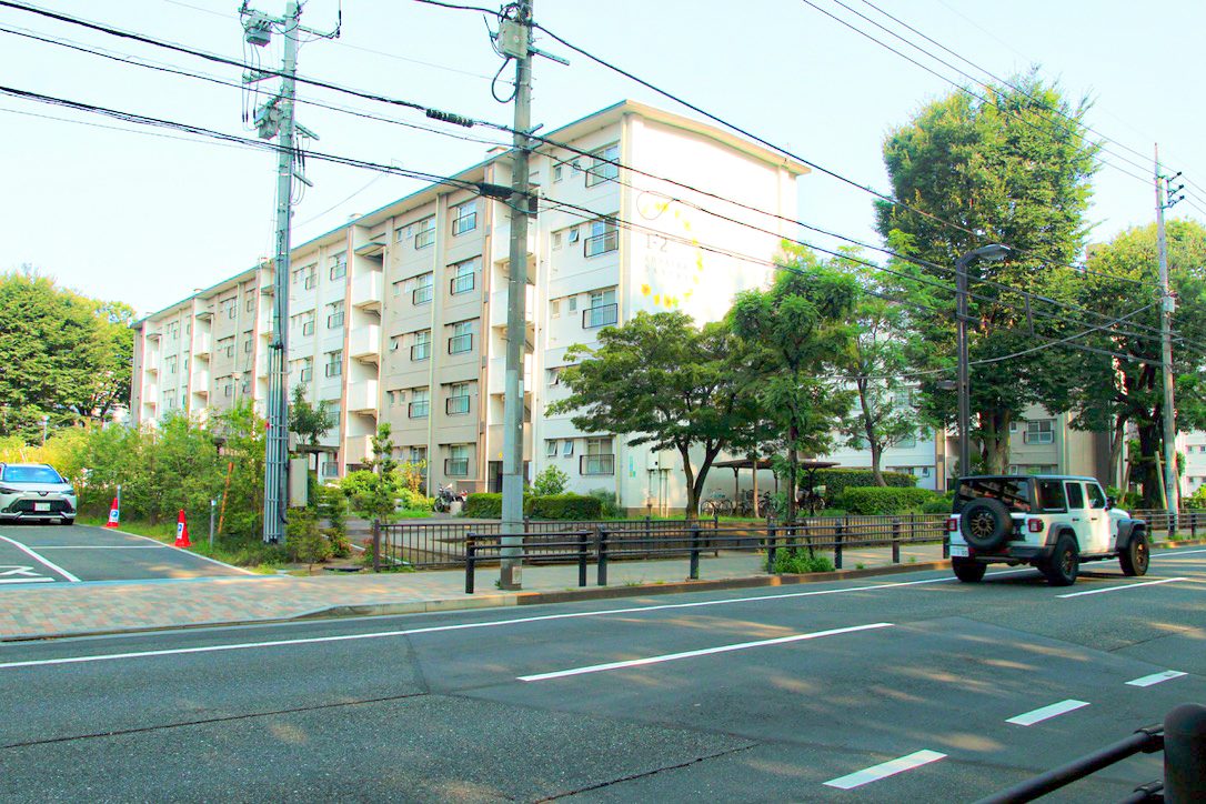 近くには警察学校のほか、約1700世帯が居住する小平団地も。近隣に住んでいる人が多いため、集客も期待できそう。国分寺と小平をつなぐバスの停留所も近くにある