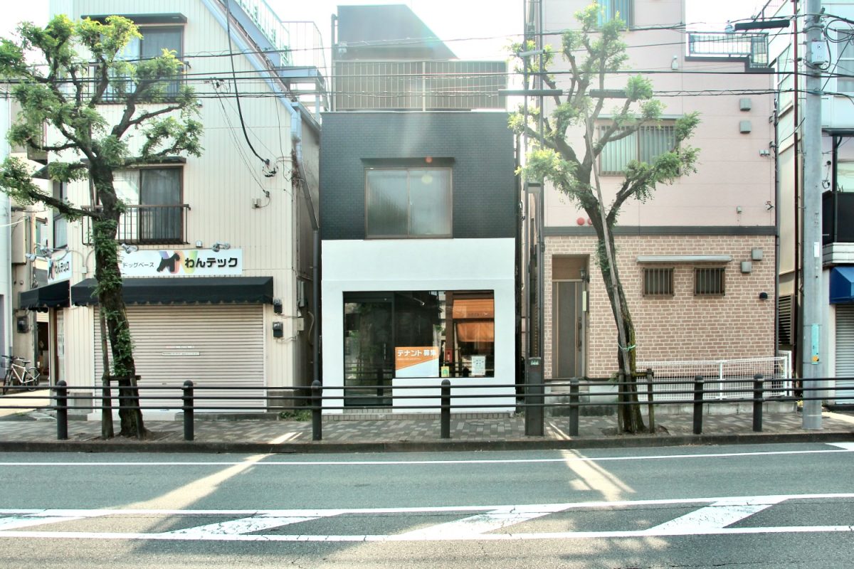 再生するパンダカラーの店と家｜一橋学園