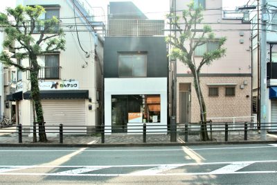 再生するパンダカラーの店と家｜一橋学園