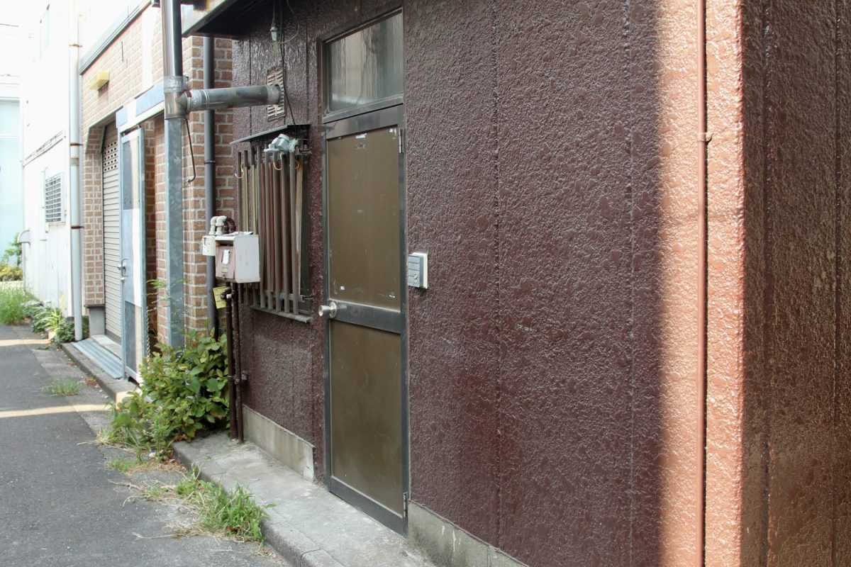 裏側の外観。住居の入り口になっている