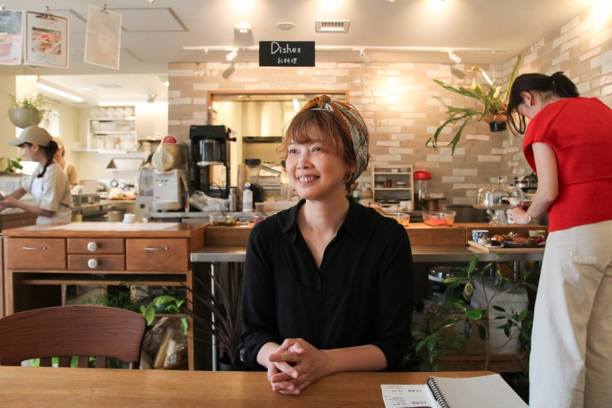 レクトサンドカフェとcoretのオーナー、毛利美恵子さん。取材は2025年6月にオープンしたcoretで。高円寺は長く住んでいて大好きなまちだとか。「国籍も年齢もいろんな方々が交わっていて、毎日刺激があります」
