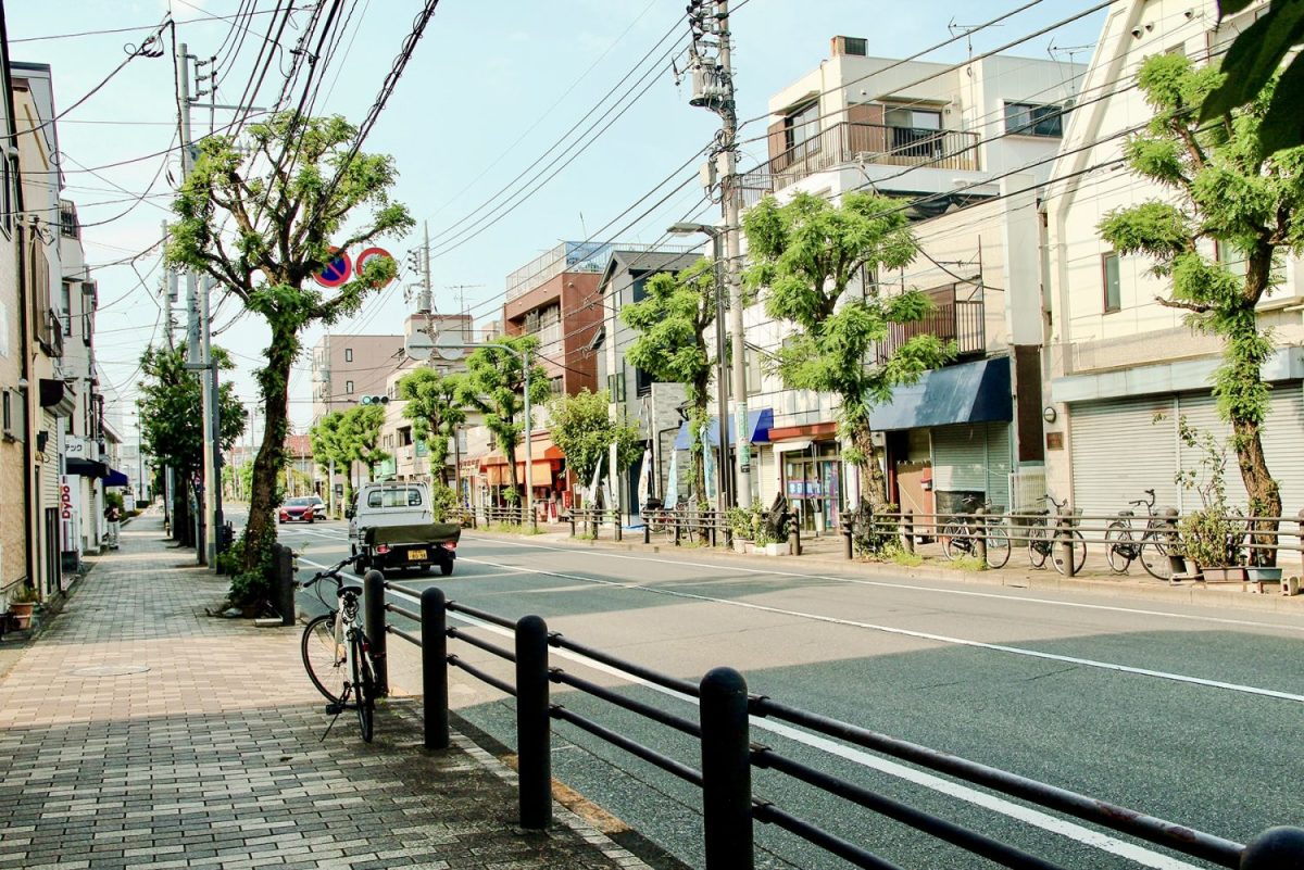 小平と国分寺を結ぶ、あかしあ通り。近くには昔ながらのカメラ屋や金物屋、新しい焼き菓子屋など様々なお店が立ち並ぶ