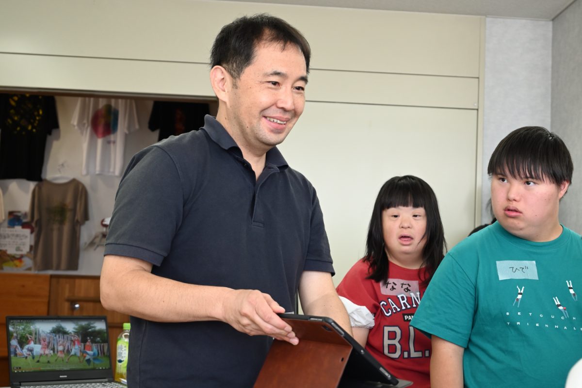 映像制作体験では今回から齋藤さんが編集用の機材を持ち込み、会話をしながらその場で作業する方針に変更。その代わり、内容はインタビューなど編集のしやすい企画とした