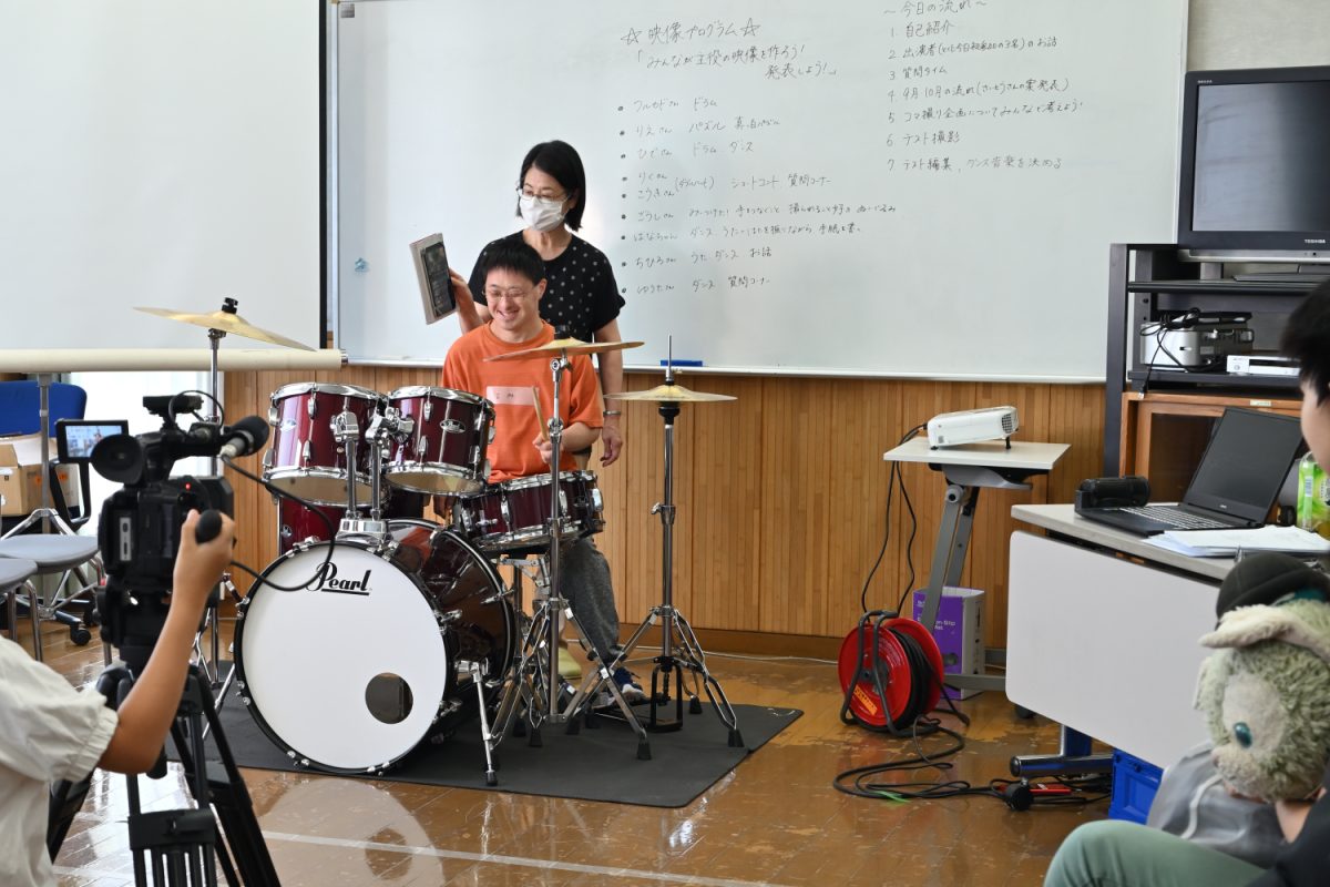 どんな作品をつくるか決めるため、まずは参加者たちが得意なことや好きなことを披露。ドラムセットを楽しそうに打ち鳴らす人、得意のダンスを披露する人など多彩