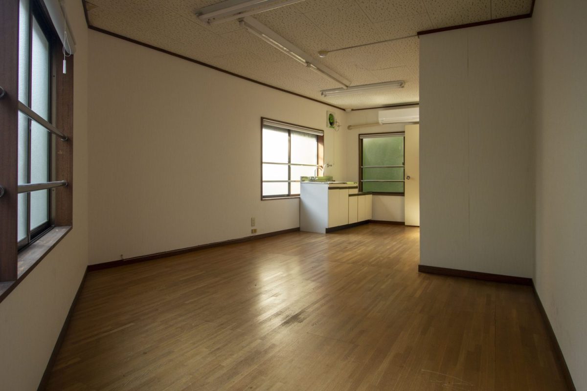 長方形などの整形ではなく、斜めの壁があるちょっとクセのある部屋。レイアウトも自分らしく楽しめる良さそう