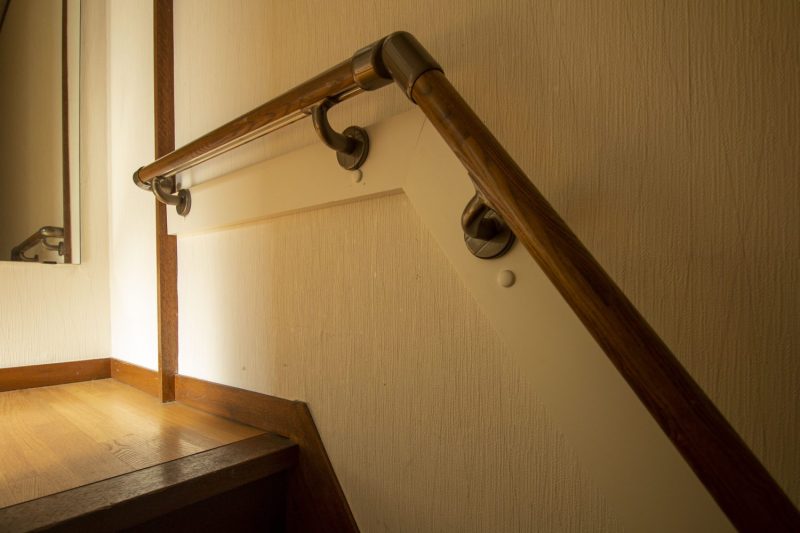階段には手すりもついているので安全。階段の上には鏡もある