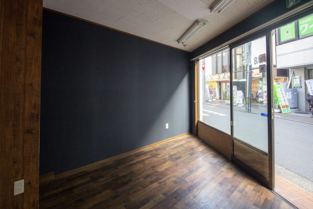 取材時もここにこれからどんなお店が入るのか気になっている人が多くいた