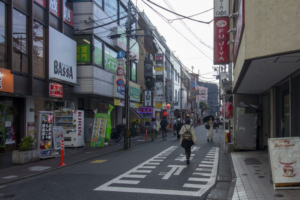 駅前の通りは日中からたくさんの人通りがあり、活気に満ちていた。新しくできた店舗も多いそう