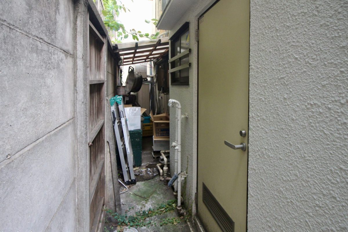 裏口はこちら。スタッフの入り口に