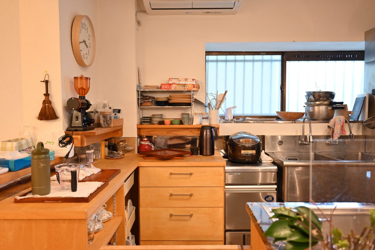 現在のスタッフ数は看護師、介護福祉士、理学療法士など、冨澤さん含め6名。植物の世話をしてくれるボランティア、金土のカフェ営業日と宿泊者がいるときに食事をつくってくれるスタッフがいる