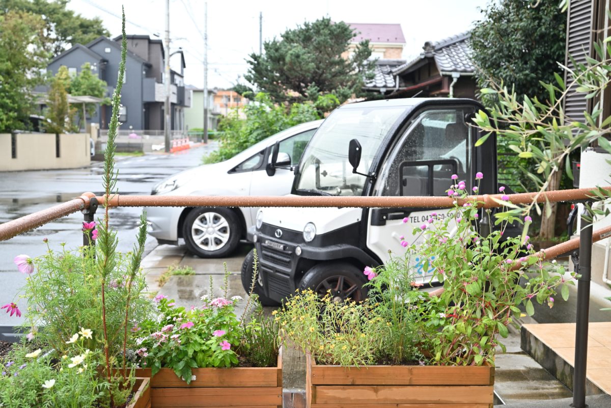 ほかのスタッフは怖いらしく、訪問のときに冨澤さんだけが乗る「そらカー」。自動車屋さんに展示してあるのを見かけて一目惚れしたそう
