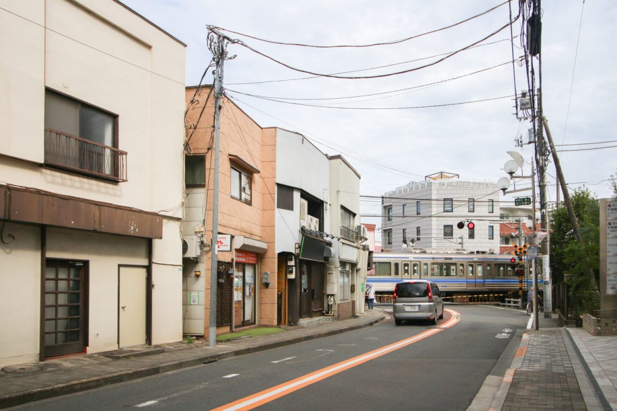 物件のすぐそばには線路と踏切。踏切を待つ車も多く、お店の存在をアピールしやすい