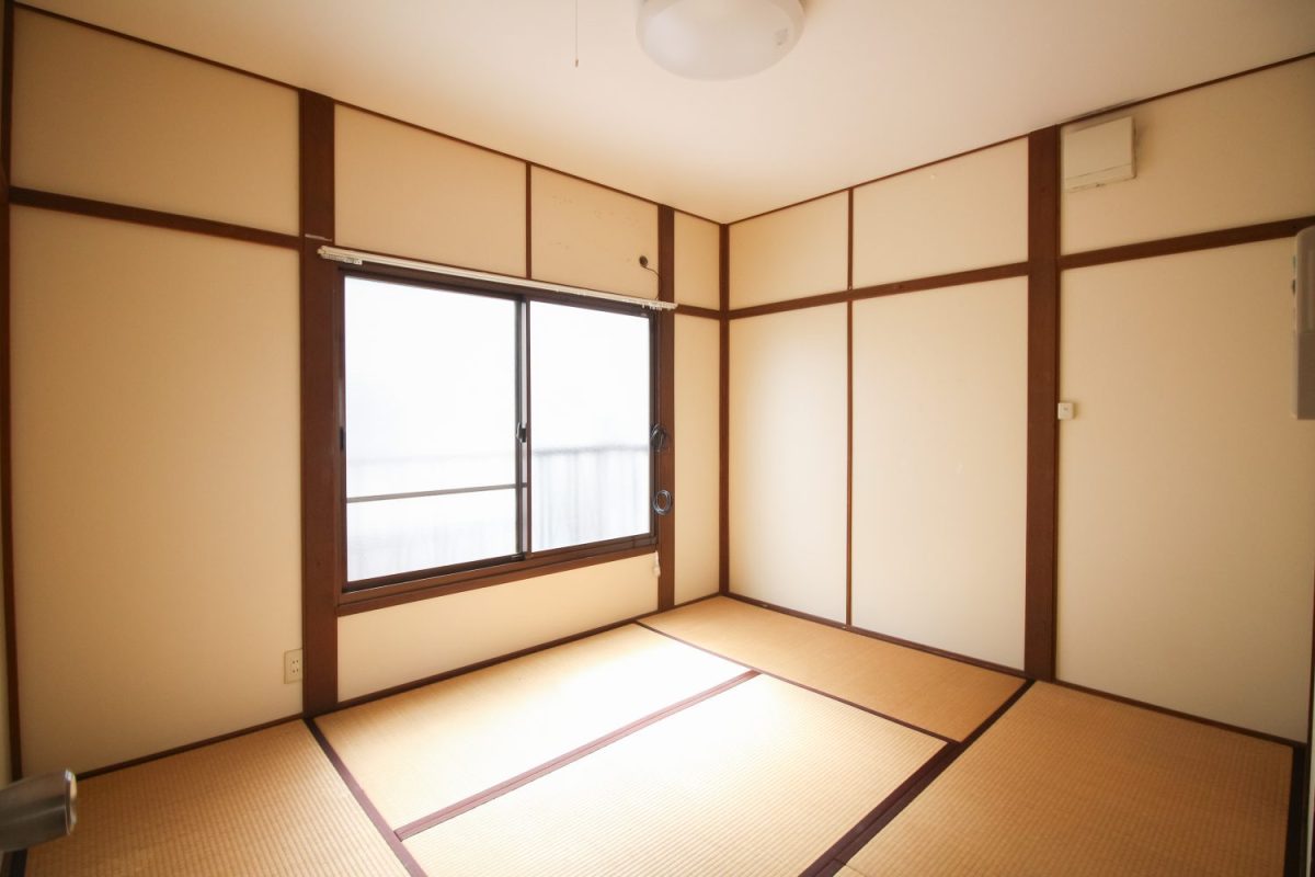 階段を上ると、空間がパッと開け、和室が