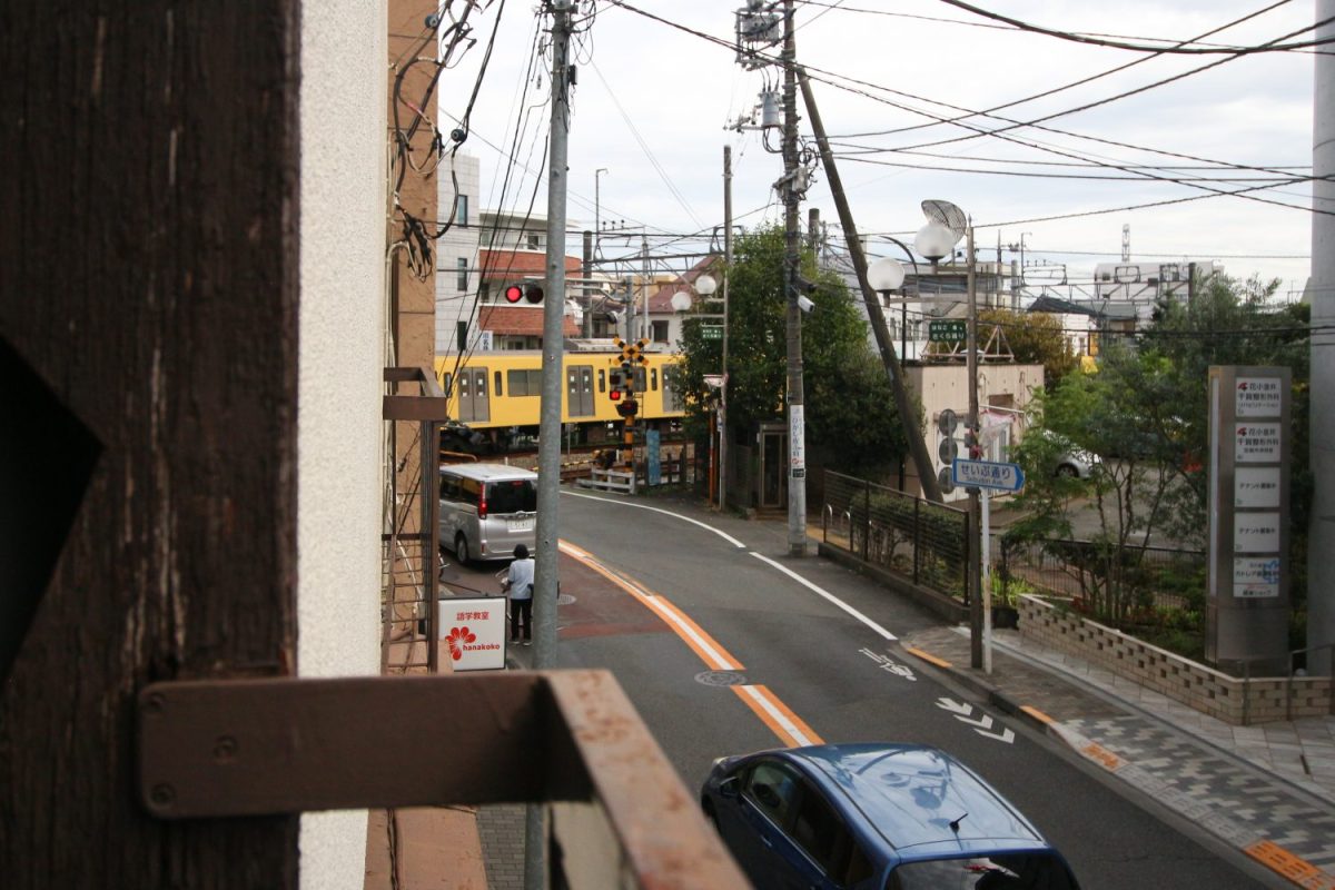 窓からは踏切と電車も見える。まさに西武線ビュー。