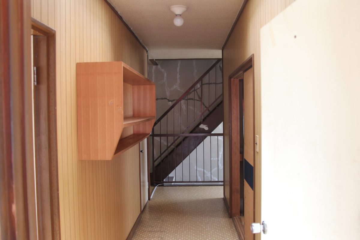 3階の各部屋につながる通路。棚があるので、オブジェを飾ったり本を置いてもよさそう