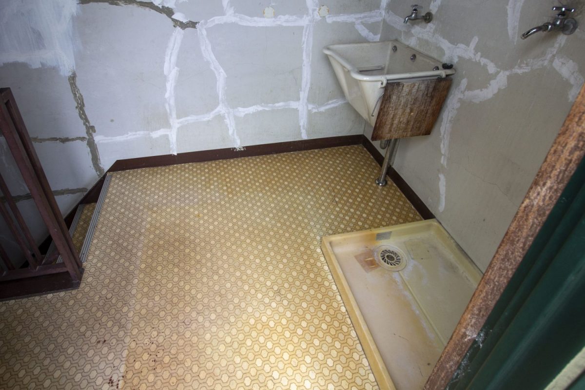 屋上に行く扉の前には、洗濯機置き場や水道があって便利
