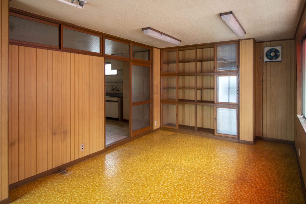 隣の洋室も広め。見せる収納ができる大きな棚もある