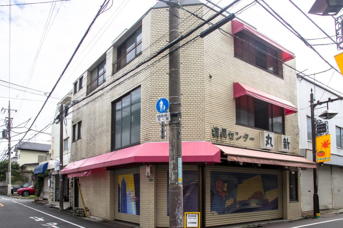 ３階建の角地の路面店。このビルティングが丸ごと借りられる