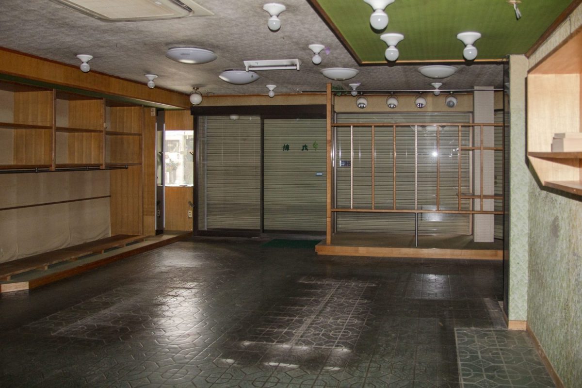 撮影時はシャッターが閉まっていて暗めだったが、実際はシャッターを開けると大きな窓があり、陽当たりも良さそう