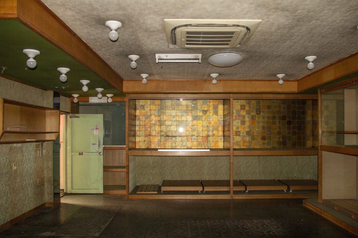 お店の奥にもレトロ感のる模様付きの収納棚が。照明もたくさん