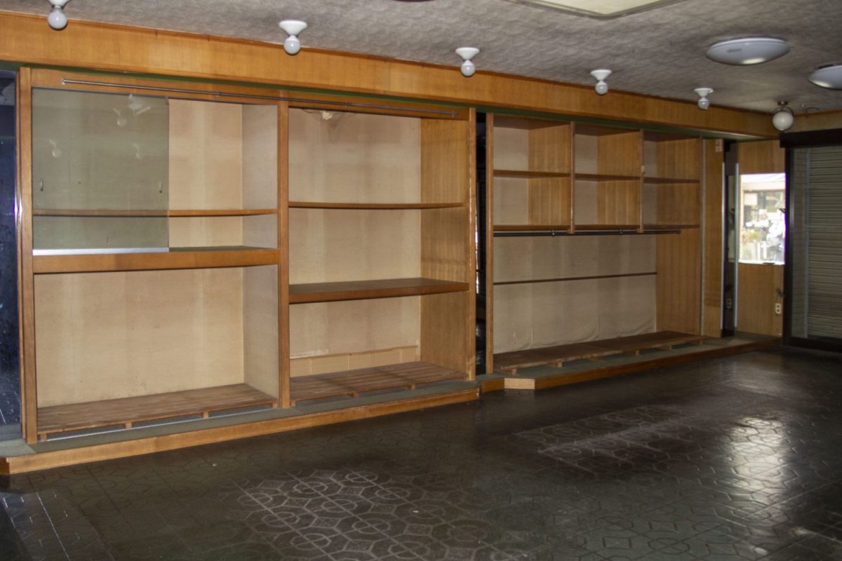 もともとは布団屋だったため、陳列棚も充実