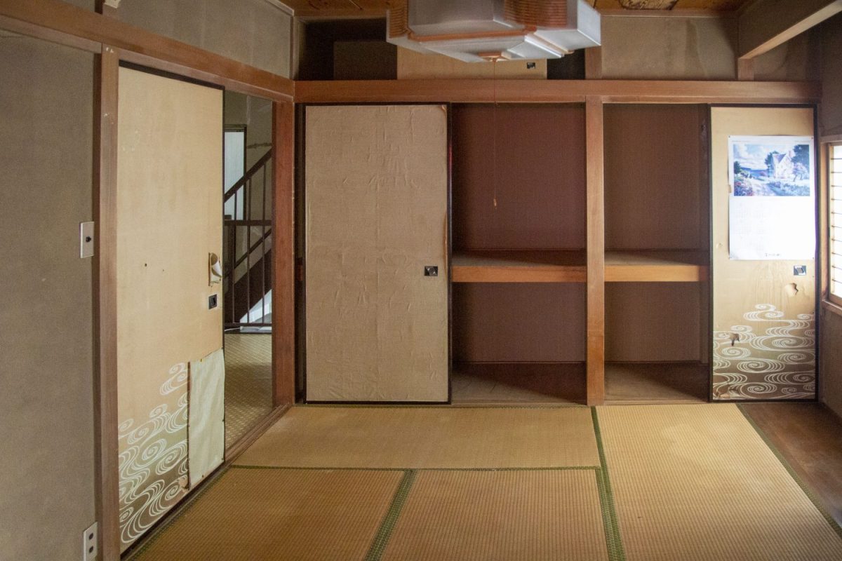 レトロな和室。味のある畳と襖と押入れ