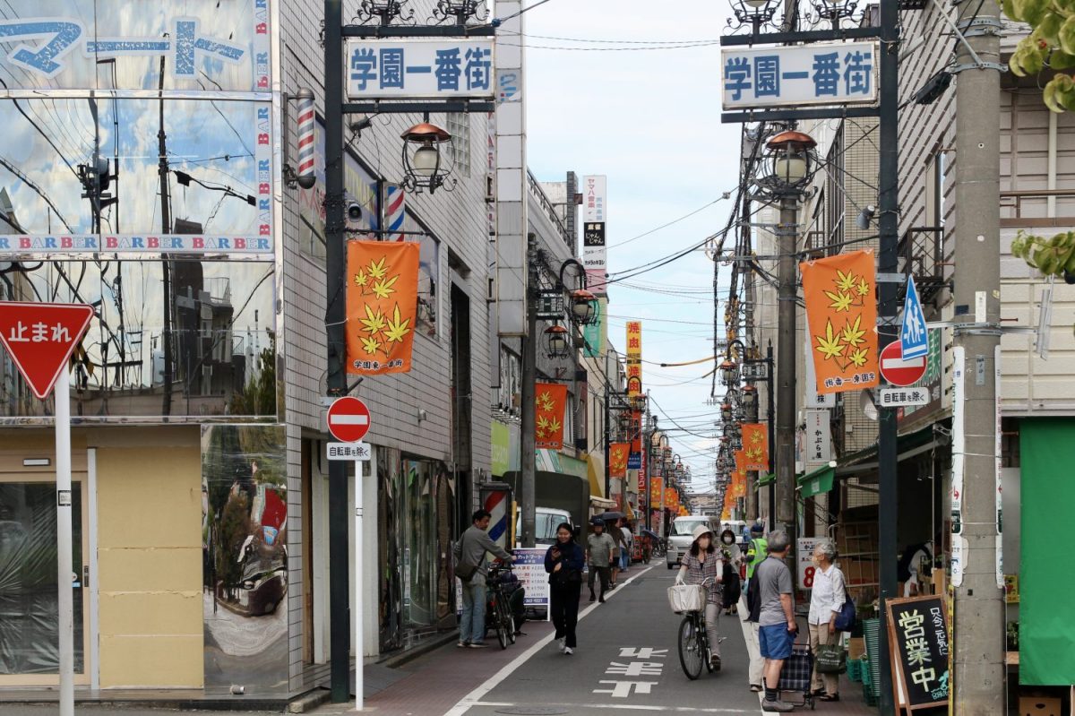 ストリートが丸ごとフードコートになる「どんどん市」などのイベントなども開催される学園坂商店街