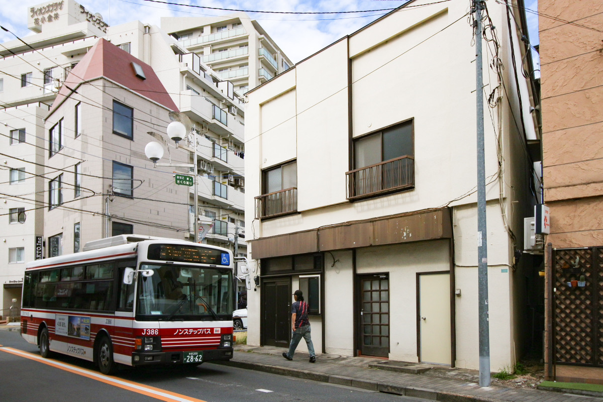 目の前の「さくら通り」にはバスも通る