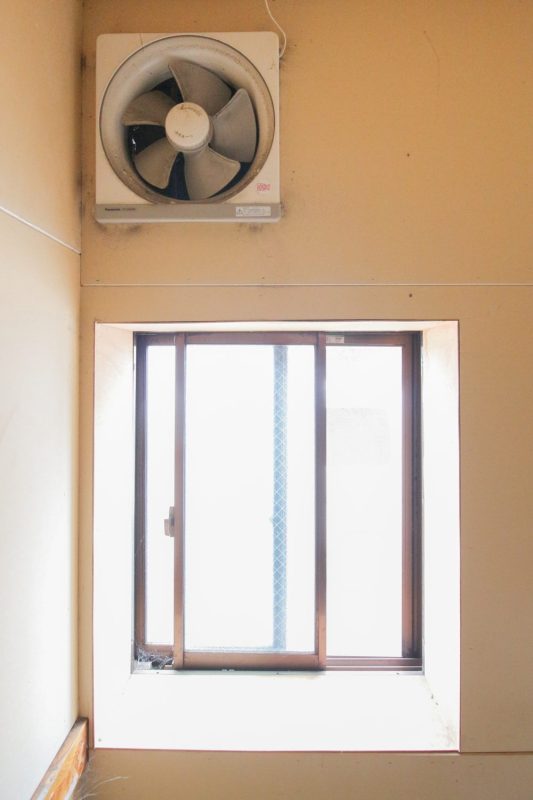 一階の出窓。店舗に入らずともお買い物ができるカウンターに変身するポテンシャル、あり！