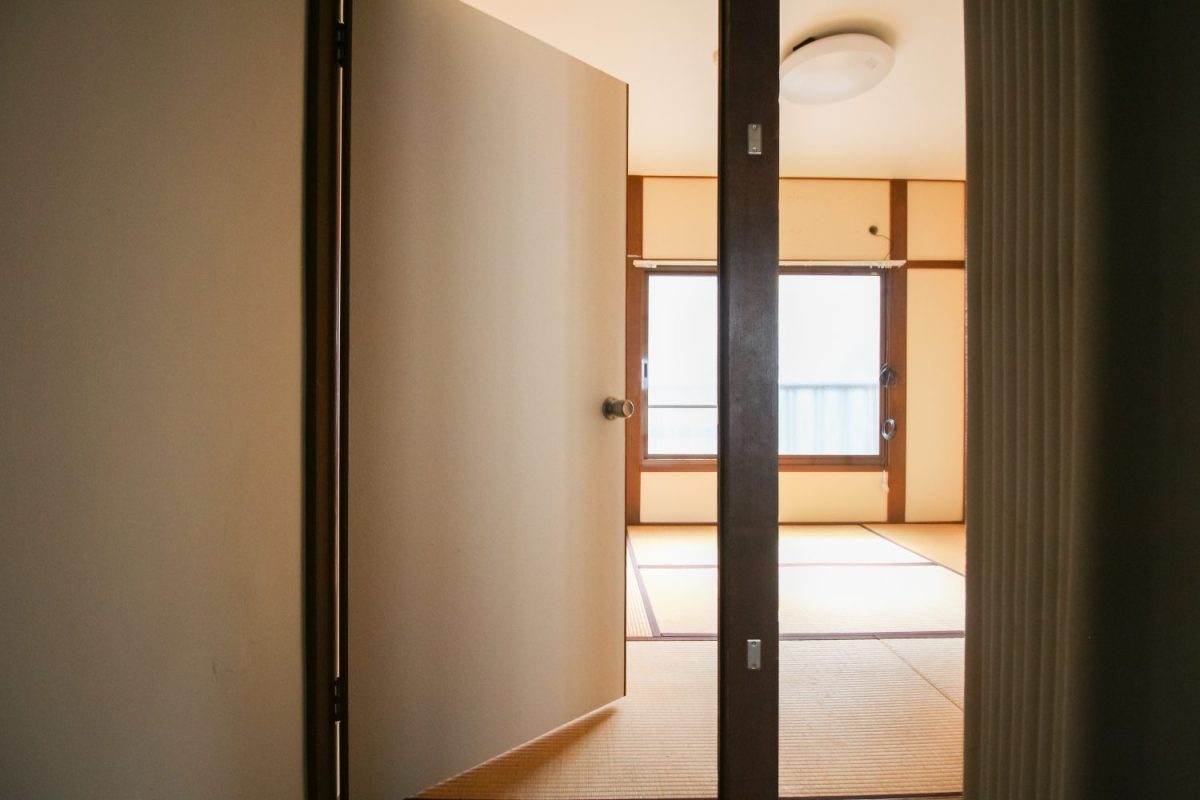 階段と和室、階段とキッチンの間にも、ドアとアコーディオンカーテン。用途ごとに部屋を区切れて便利。和室に西洋式ドアは珍しい