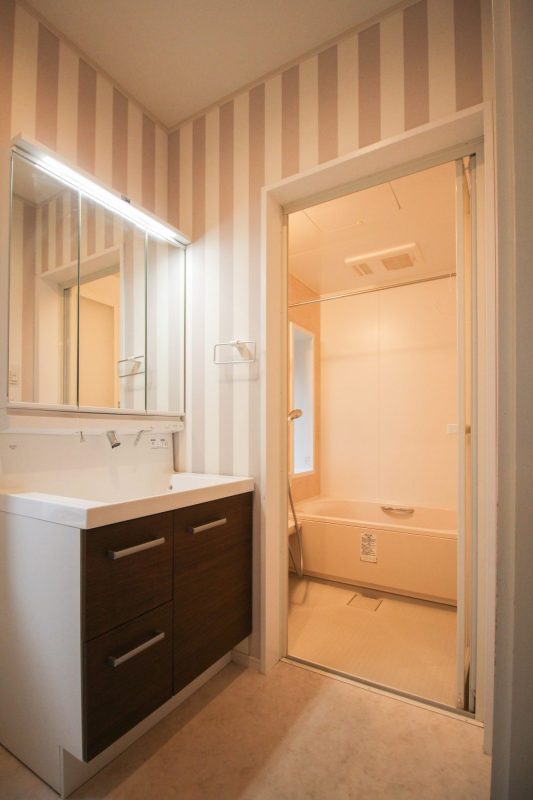 1階にある広い脱衣所と浴室。独立洗面台はセンサー式で使いやすい。お風呂もそのまま使えるきれいさ。水回りはどこもキレイでトイレも新品同様