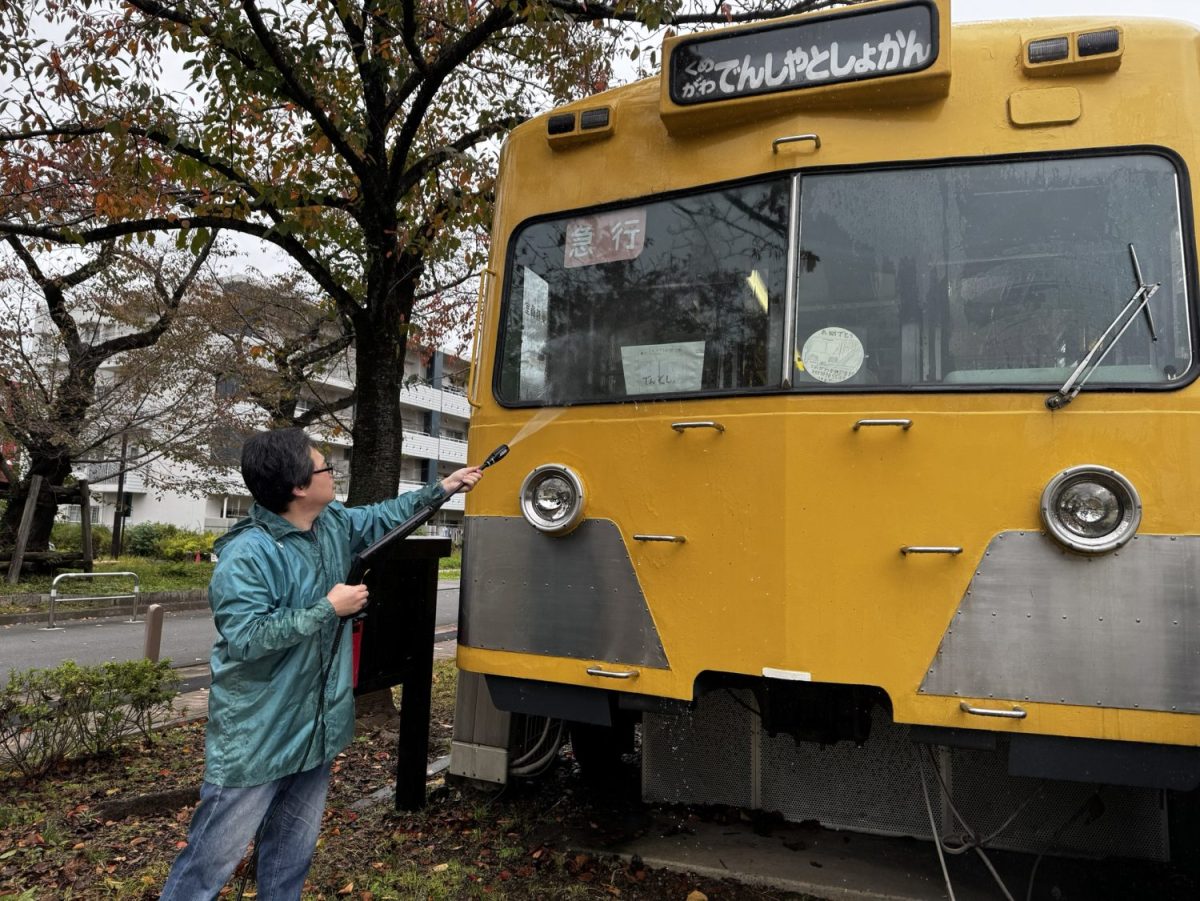 電車応援団の方が、ボランティアで清掃活動をしてくれることも