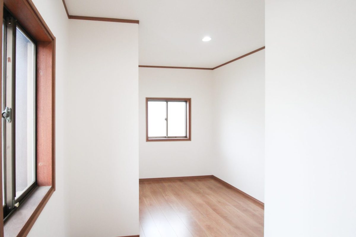 秘密部屋は4帖。小さな窓も