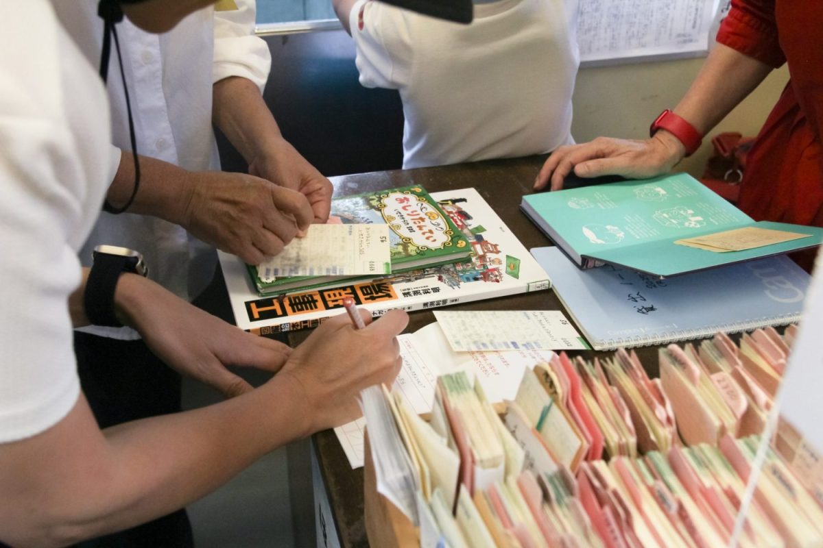 貸し出しカードに手書きで記入する昔ながらのスタイル。索引で本を調べることもできる