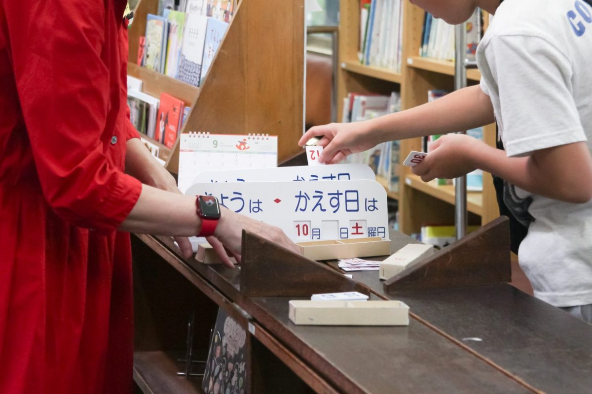 子どもたちが自ら図書館の仕事を手伝うこともしばしば