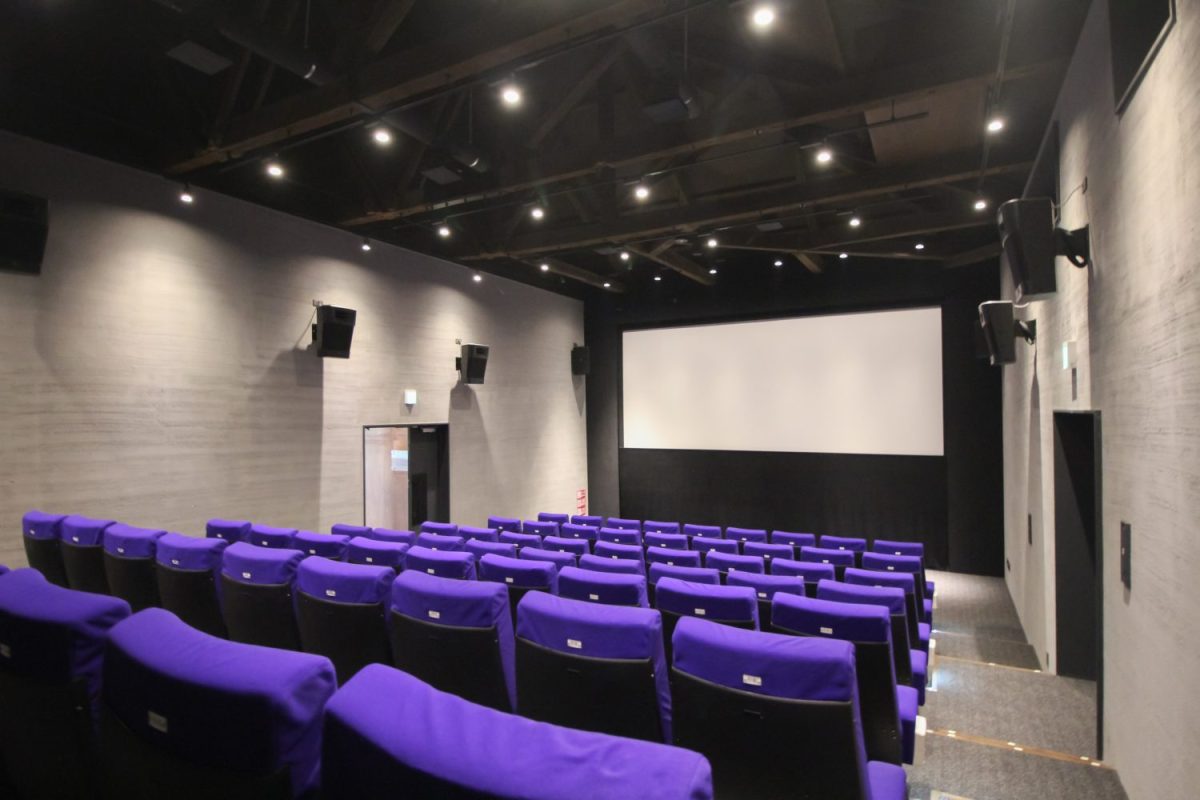 最新のドルビー製の音響設備が導入され、臨場感たっぷり。椅子は閉館した新潟のミニシアターの椅子を受け継いだもの