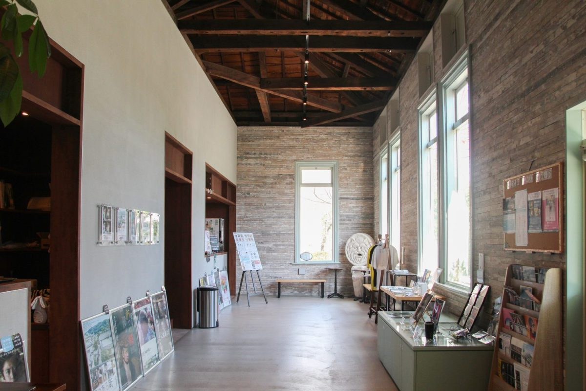 広々としたエントランス。「映画館の完成前に現場に来て『応援してるから』って現金を手渡ししてくれた老夫婦もいらっしゃいました。オープン後に夫婦で観に来てくれたのが、すごく嬉しかったです」