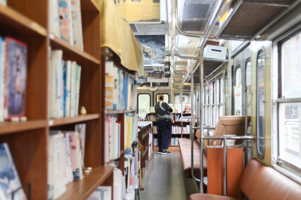 電車図書館の中。本は絵本、物語、詩、学習の本、電車の本など、コーナーに分かれている。実際に電車に貼られていたレトロな広告や西武鉄道の路線図の看板、昔の電車図書館の写真なども