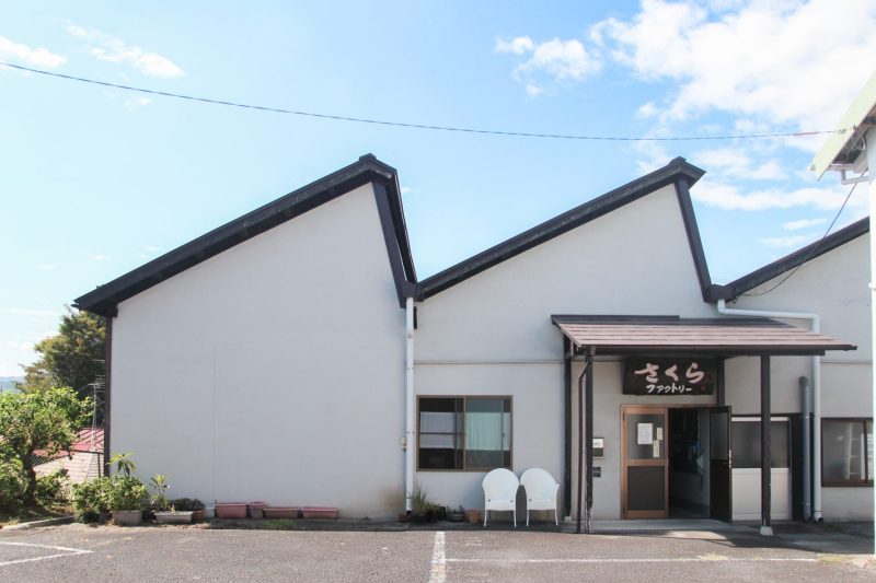 ノコギリ屋根の工場は、現在は貸しアトリエになっている