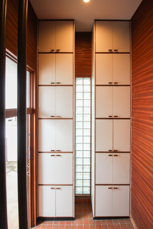 玄関にある靴箱は存在感抜群。棚の高さも十分でスニーカーからロングブーツまでしまえる