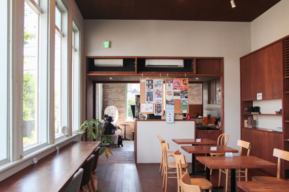 カフェが併設された館内。カフェだけの利用もOKだとか。カウンターとテーブル席もあり、ここまで広いスペースのカフェがあるミニシアターは少ない。取材時は近隣の学生がカフェに集まっていた