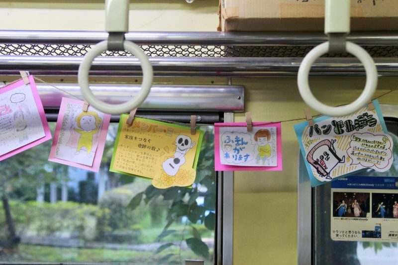 市内の中学生が書いたおすすめ本の紹介カードも展示されていた