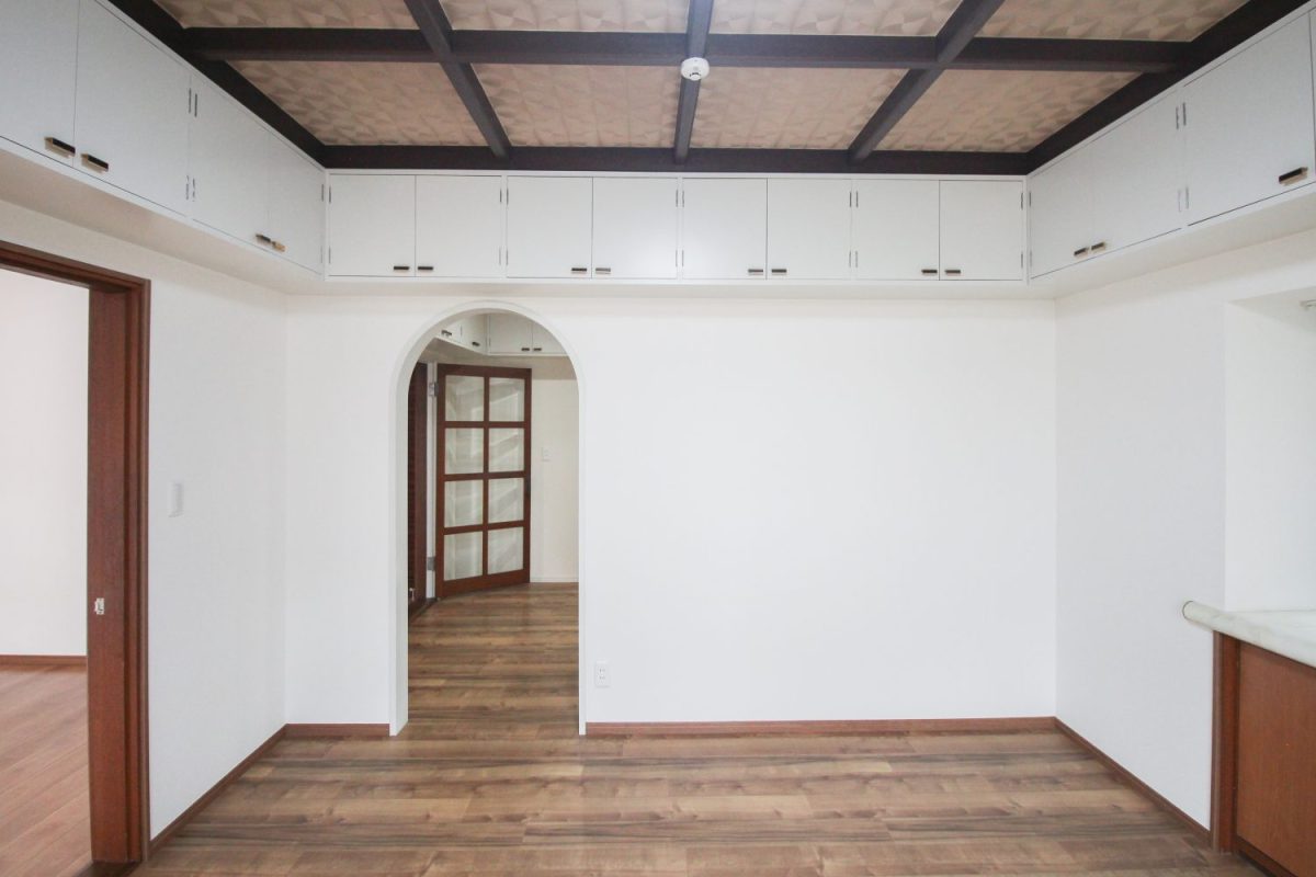 ユニークなアーチ型の入り口。天井付近には壁をぐるっと取り囲むように棚が設置されている部屋も